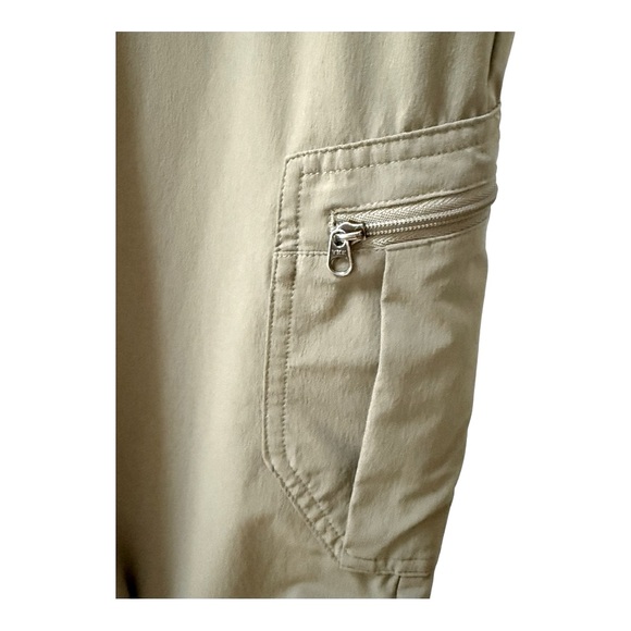 Patagonia Women’s Khaki Cargo Cropped Trekking Pants! Size 8! - Picture 6 of 8